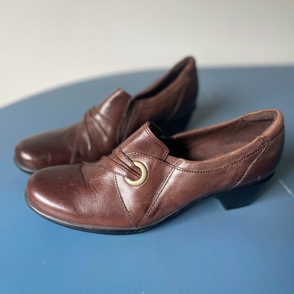 Clark’s  brown leather bendable shoes - Picture 1 of 4